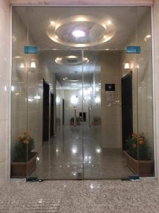 延布Etlalet Al-Sharm Apartments的镜子中的走廊反射