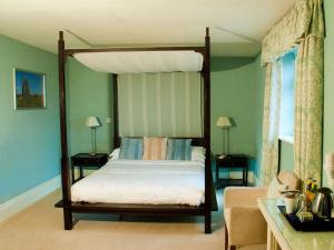 皮克林比西弗酒店的一间带天蓬床的卧室和一间客厅
