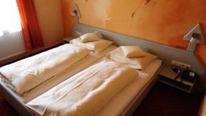 涅德托辛根克罗恩酒店的两张位于酒店客房的床,配有两个枕头
