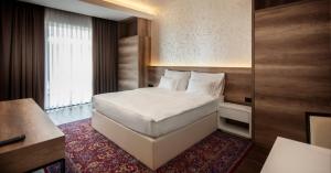 萨拉热窝奥扎定居点酒店的酒店客房设有床和窗户。