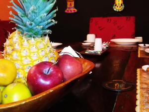 卡塔赫纳卡萨印度卡特琳娜酒店的桌上的苹果和 ⁇ 萝