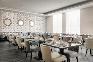 塞丹约拉·德尔·瓦勒欧洲之星瓦莱斯公园酒店的大型用餐室配有桌椅