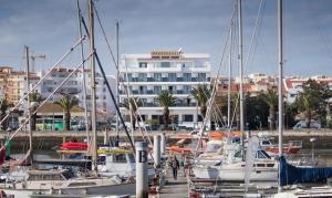 拉戈斯里奥滨海酒店的一群船停靠在码头,有一座建筑