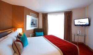 伦敦柏孟塞广场酒店-一家预订酒店的酒店客房,配有床和电视