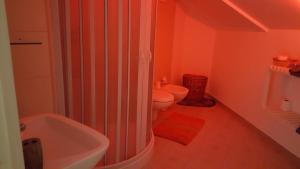 圣埃拉莫因科莱B&b La Camelia的带浴缸、卫生间和盥洗盆的浴室