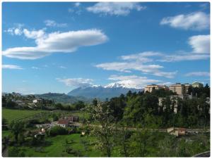 基耶蒂Tra mare e monti的享有雪覆盖的山城美景