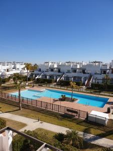 阿尔阿马德穆尔西亚Condado de Alhama Apartment的享有游泳池的空中景致,其建筑背景为: