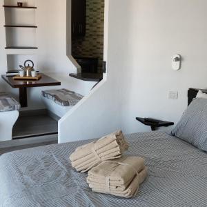 帕莱索海滩Studio Gio - Paraiso del Sur的一间卧室配有带毛巾的床