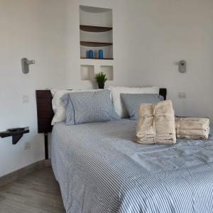 帕莱索海滩Studio Gio - Paraiso del Sur的卧室内的一张带两个枕头的床