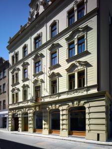 布拉格INNSiDE by Meliá Prague Old Town的街道边的白色大建筑