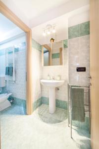 圣雷莫ROSA CENTRALISSIMO的一间带水槽和镜子的浴室