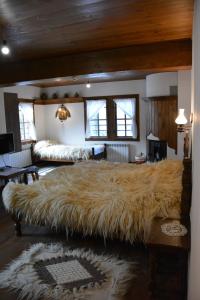 西洛卡卢卡Къща за гости Гайтана的一张大床,有一大堆毛皮