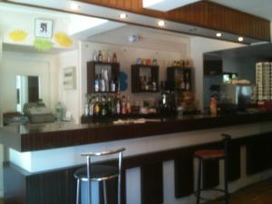 Luzenac拉派克斯酒店的一间酒吧,在房间里有两个凳子