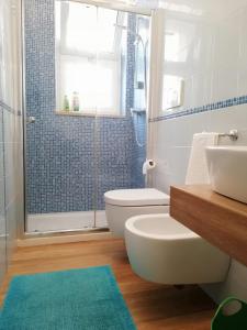 托雷坎内Blue Sea Apartment的浴室配有卫生间、盥洗盆和淋浴。