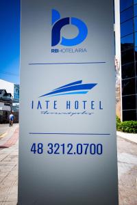 弗洛里亚诺波利斯Iate Hotel Centro Florianópolis的街边酒店房价的标志