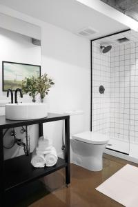 蒙特利尔Maison Sainte-Thérèse By Maisons & co的白色的浴室设有水槽和卫生间。