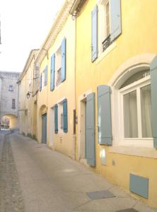 圣保罗三堡Studio - Fontaine的一条空洞的小巷,有黄色的建筑,有蓝色的门