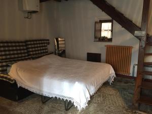 塞吉阿诺贾尔迪诺波腾提诺公寓的卧室配有白色的床和窗户。