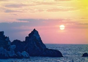 ŌbikiGuestHouse StrawberryFarm Shirasaki-Ⅱ / Vacation STAY19358的海洋上的日落,岩石层