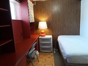 米西索加Private Room near Airport的一间卧室配有一张床和一张桌子上的台灯