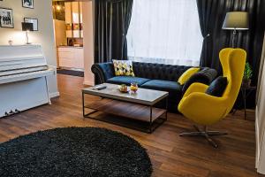 普罗夫迪夫Guest House Amaya的客厅配有蓝色的沙发和黄色的椅子