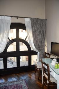 佛罗伦萨索奇奥诺卡普拉旅馆的客房设有书桌和大窗户。