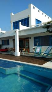 圣维罗尼卡Frente al Mar的房屋前有游泳池的房子