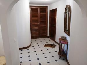 阿尔布费拉Albufeira INN - Casa de Viseu - CORAL T1的铺有白色和黑色瓷砖地板的走廊