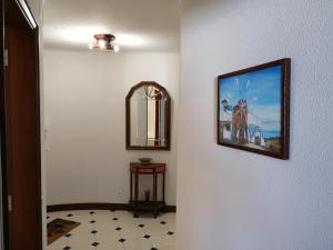阿尔布费拉Albufeira INN - Casa de Viseu - CORAL T1的走廊上挂着镜子,墙上挂着照片
