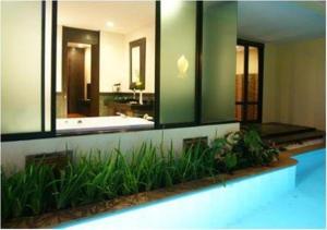 彭世洛尤迪亚传统风格酒店的一间带大镜子和浴缸的浴室