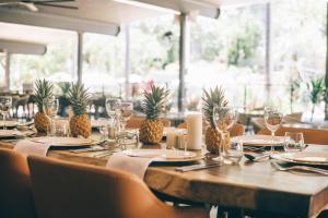 埃尔利海滩鳄鱼曼特拉俱乐部酒店的餐厅的一张桌子上摆着 ⁇ 萝
