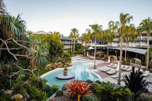 埃尔利海滩鳄鱼曼特拉俱乐部酒店的棕榈树度假村游泳池的图片