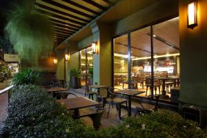 曼谷Chillax Heritage Hotel Khaosan - SHA Extra Plus的大楼内带桌椅的餐厅