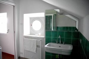 圣费利切德尔贝纳科Punta Del Corno Agriturismo的一间带水槽和镜子的浴室