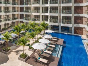 长滩岛赫纳恩棕榈滩度假酒店的享有酒店游泳池的空中景致,配有椅子和遮阳伞