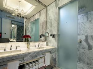 云顶高原云顶名胜世界 - 康乐福酒店的一间带两个盥洗盆和大镜子的浴室