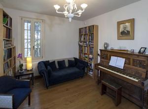 威尼斯丽都Villa Contarini B&B的客厅配有钢琴和沙发