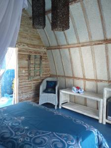 吉利阿尔Casa Azzurra的一间卧室,卧室内配有一张床和一把椅子