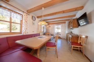 平茨高谷地霍勒尔斯巴赫Peilberghof的客厅配有红色的沙发和桌子
