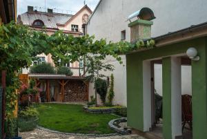 宁布尔克尤维诺特辑基宾馆的一座拥有绿色和白色墙壁的房屋和庭院