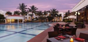 奥兰加巴德奥兰加巴德柠檬树酒店的一个带游泳池和餐厅的一个度假胜地