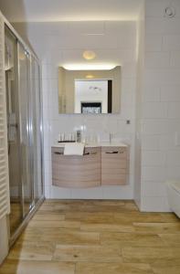 斯希蒙尼克奥赫品质住宿酒店的一间带水槽和镜子的浴室