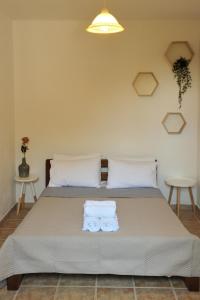 圣帕拉斯凯维马拉奇别墅公寓式酒店的一间卧室配有一张床,上面有两条毛巾