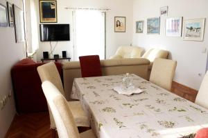 苏佩塔尔Apartments Marinović 3462的客厅配有桌子和沙发