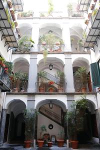 那不勒斯Casa Matys的一座建筑,上面有一堆盆栽植物