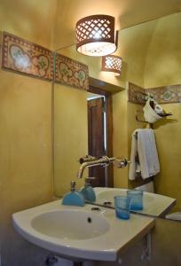 珀古萨Agriturismo Baglio Pollicarini的一间带水槽和镜子的浴室