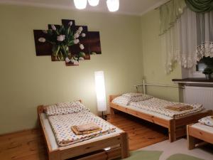 ŁaziskaSłoneczny Anioł的一间卧室配有两张床和一盏灯。
