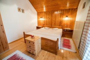 莫济列Farm Stay Žagar的一间卧室设有一张床和木墙
