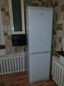 ŁaziskaSłoneczny Anioł的厨房角落的白色冰箱