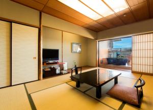 岐阜岐阜酒店的客厅配有咖啡桌和电视